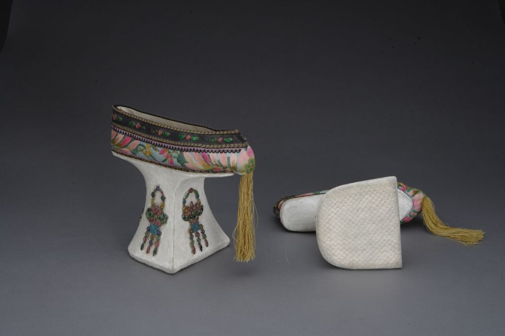 【月白色缎绣花卉料石花盆底鞋】